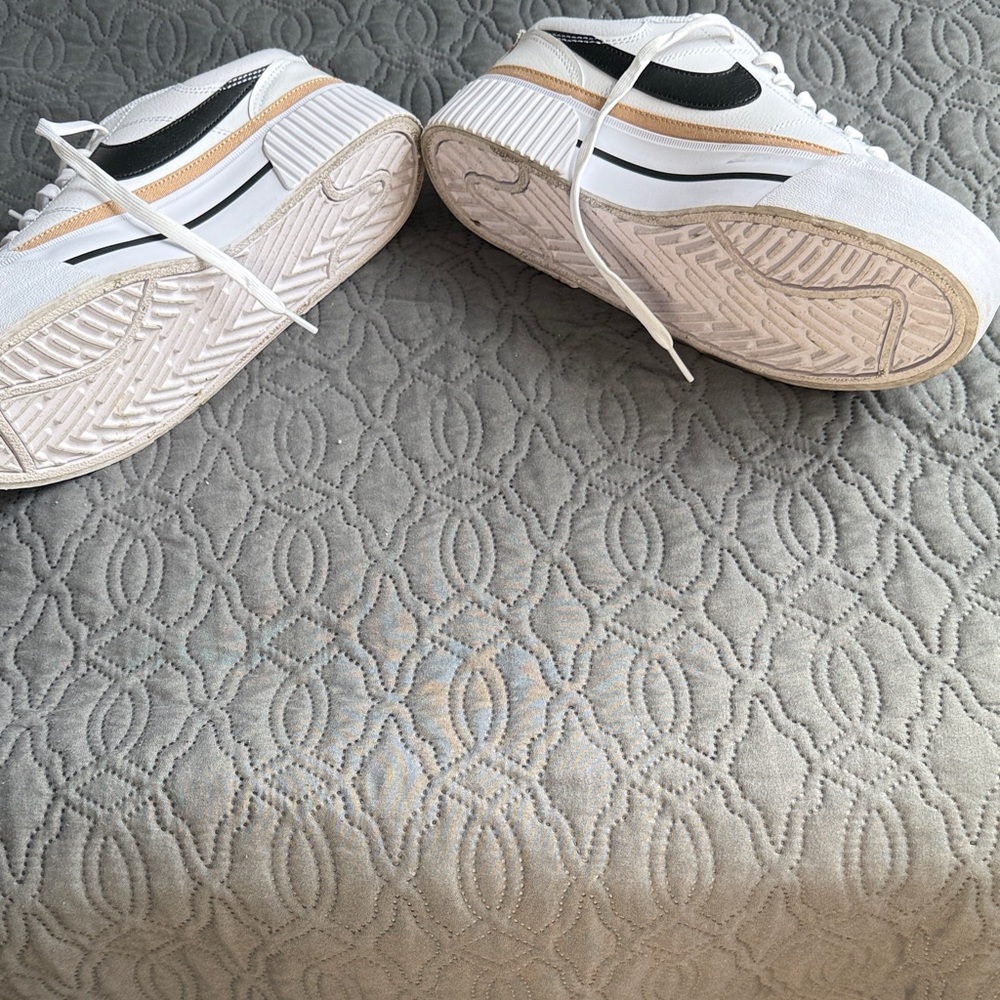 Nike White and Black Low-Top Sneakers - Picture 5 of 6